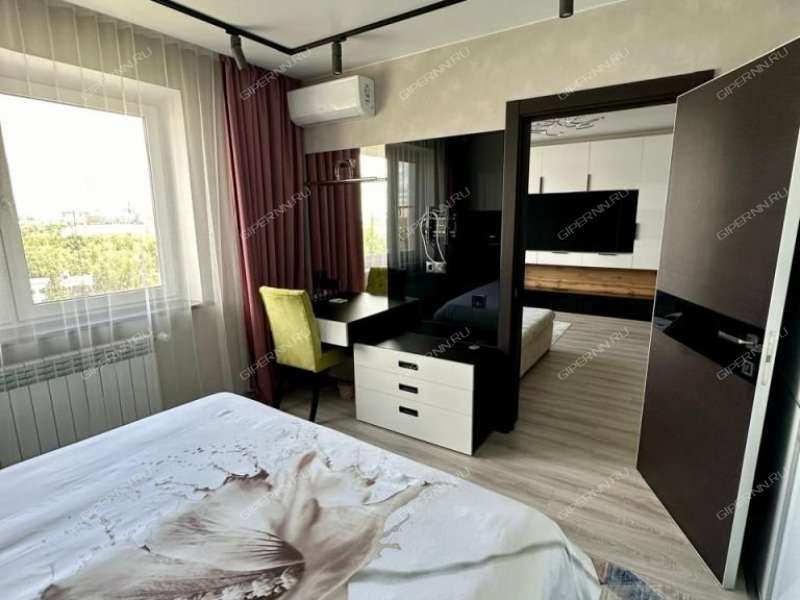 трёхкомнатная квартира на бульваре 60-летия Октября дом 21 к1