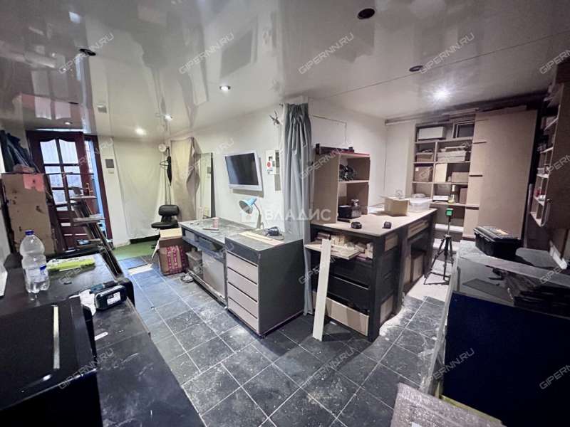 здание под офис, торговую площадь в переулке Вахитова