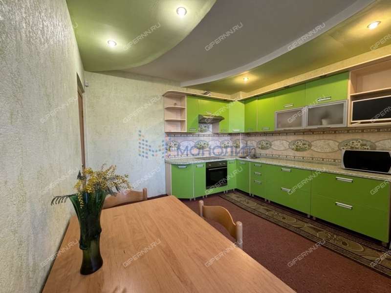 трёхкомнатная квартира на улице Александра Хохлова дом 1