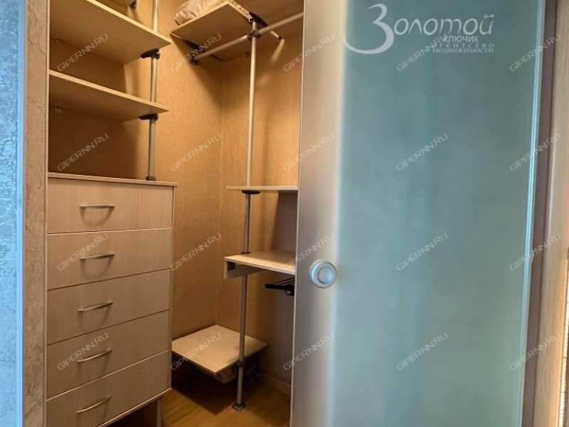 четырёхкомнатная квартира на улице Юлиуса Фучика дом 7