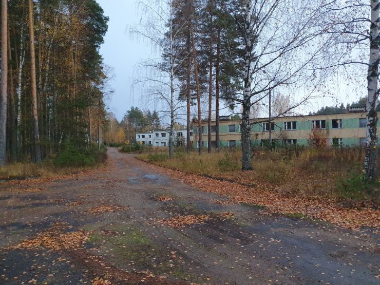 Дорожка от клуба к общежитиям. Фото: Ксения Ражева